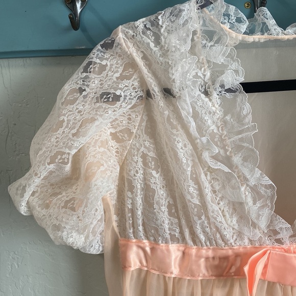 VINTAGE PEIGNOIT SET—FLORAL LACE ROBE AND NIGHTGOWN, PEACH NYLON LINGERIE SET - Picture 12 of 13